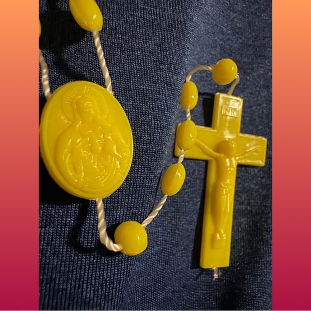 ROSARY | Yellow Vintage Rosary Beads with Crucifix